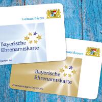 Eine Abbildung zweier Exemplare der Bayerischen Ehrenamtskarte.